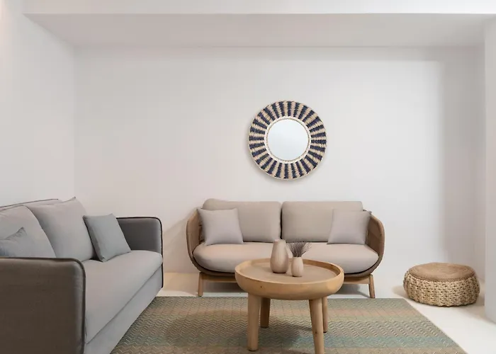 מלון Frati Beachfront *