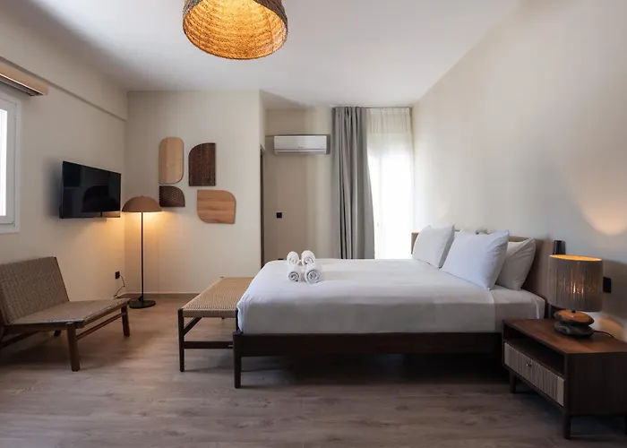 Frati Beachfront מלון *