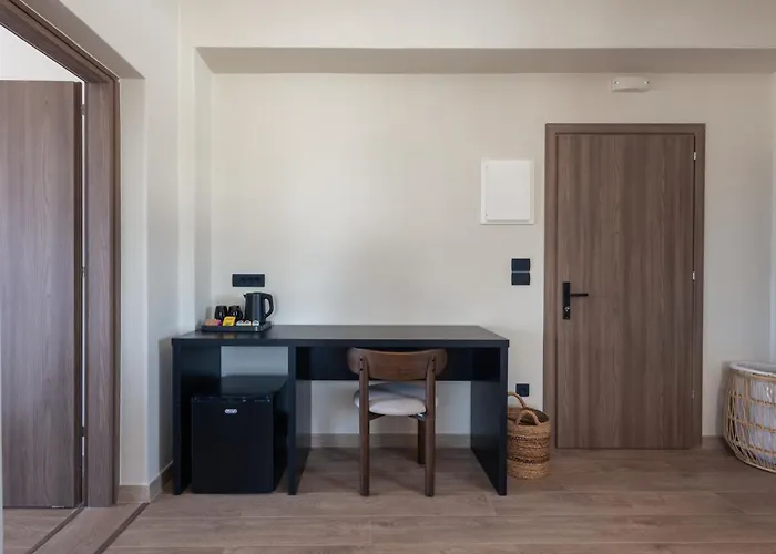 Frati Beachfront מלון